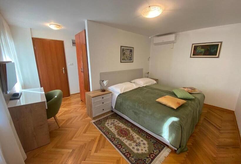 פנסיון Rooms Base