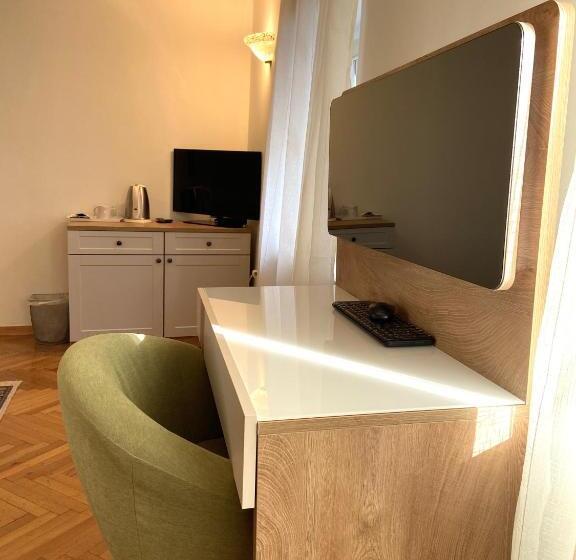 פנסיון Rooms Base