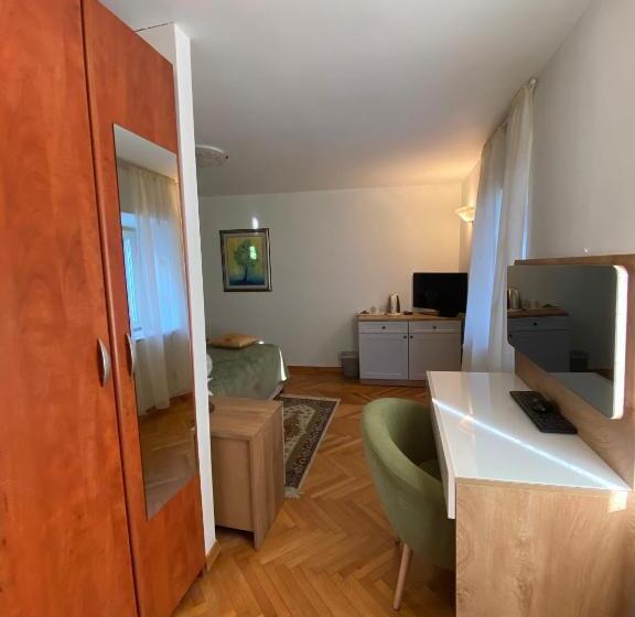 פנסיון Rooms Base