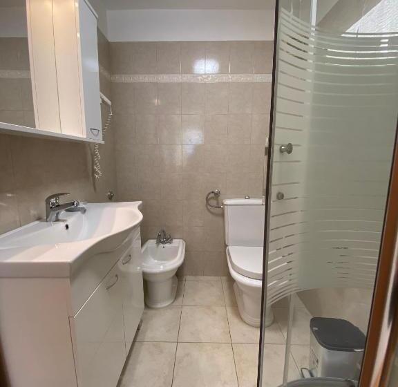 פנסיון Rooms Base