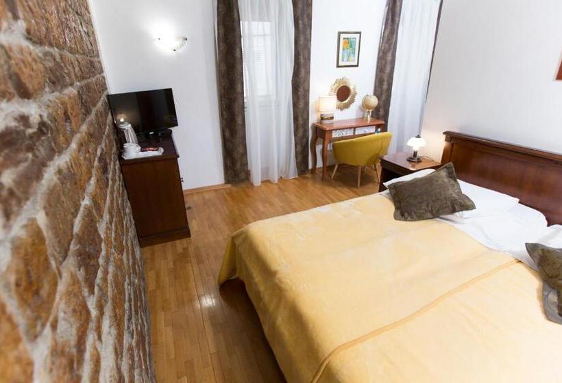 פנסיון Rooms Base