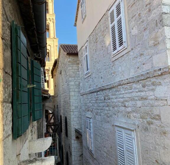 פנסיון Rooms Base