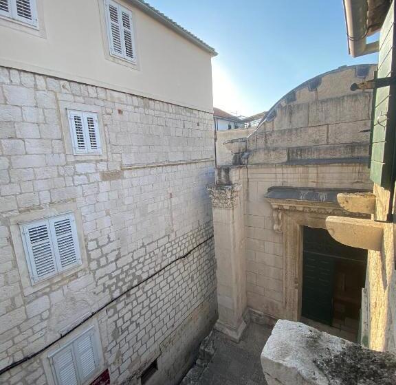 פנסיון Rooms Base