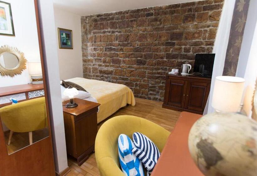 פנסיון Rooms Base