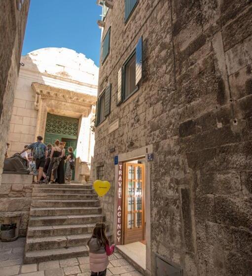 פנסיון Rooms Base