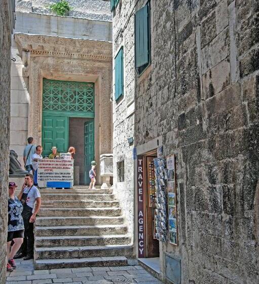 פנסיון Rooms Base