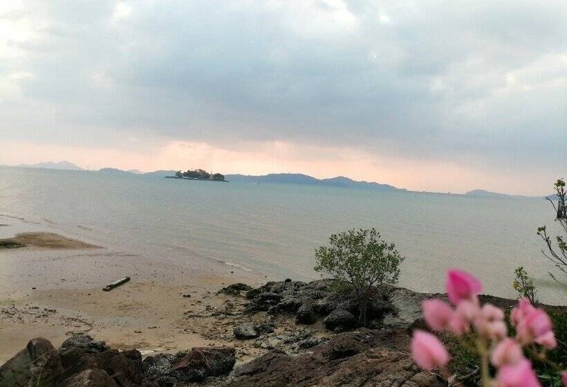 Jansom Beach Resort