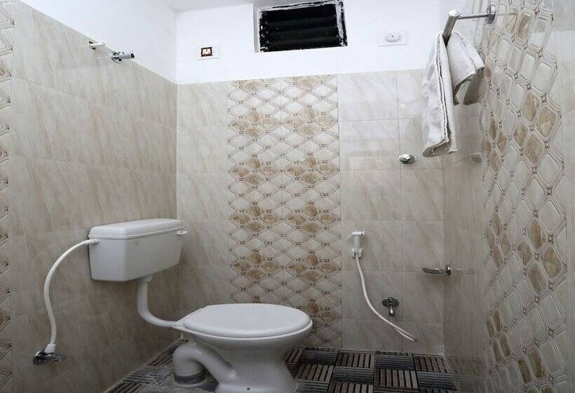 בית מלון כפרי Senapati Palace By Oyo Rooms