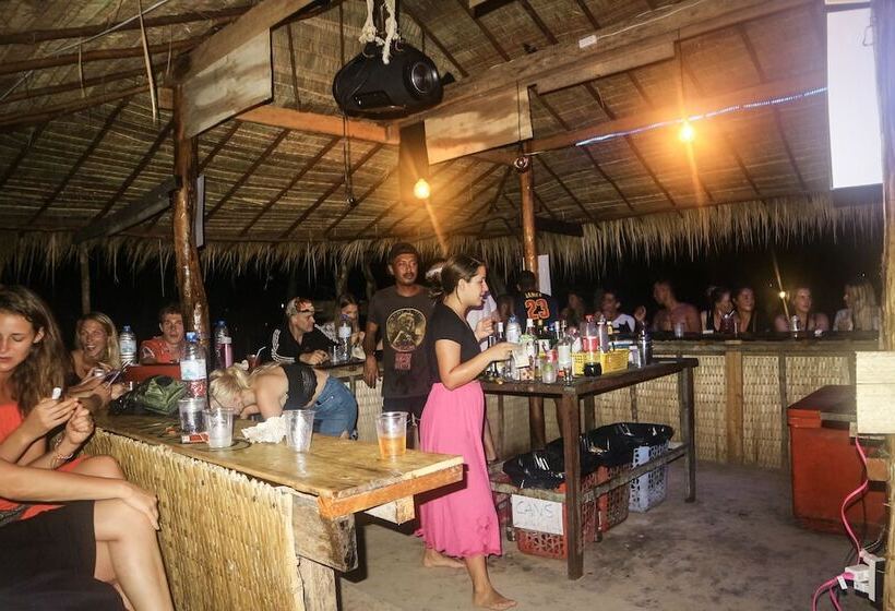 Yellow Moon M23 Hostel