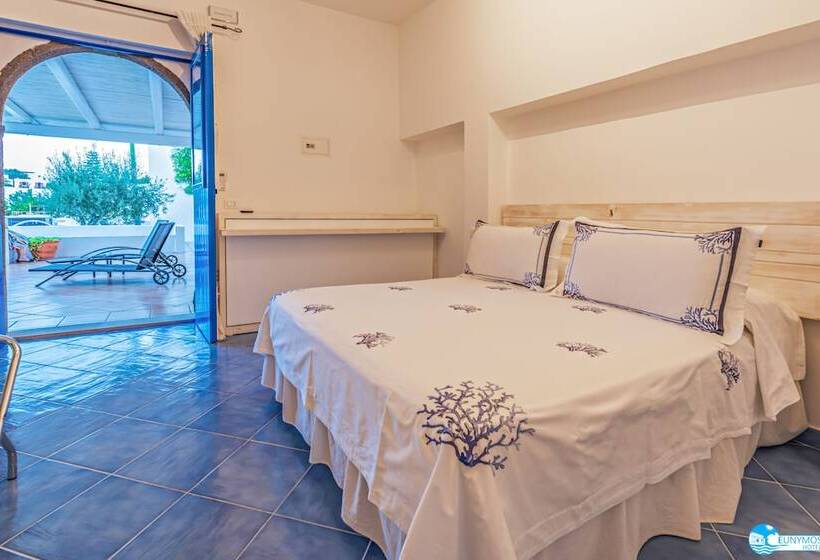 فندق Eunymos   Trattoria Da Francesco Panarea