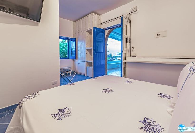 فندق Eunymos   Trattoria Da Francesco Panarea