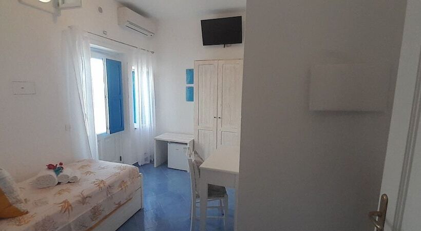 فندق Eunymos   Trattoria Da Francesco Panarea