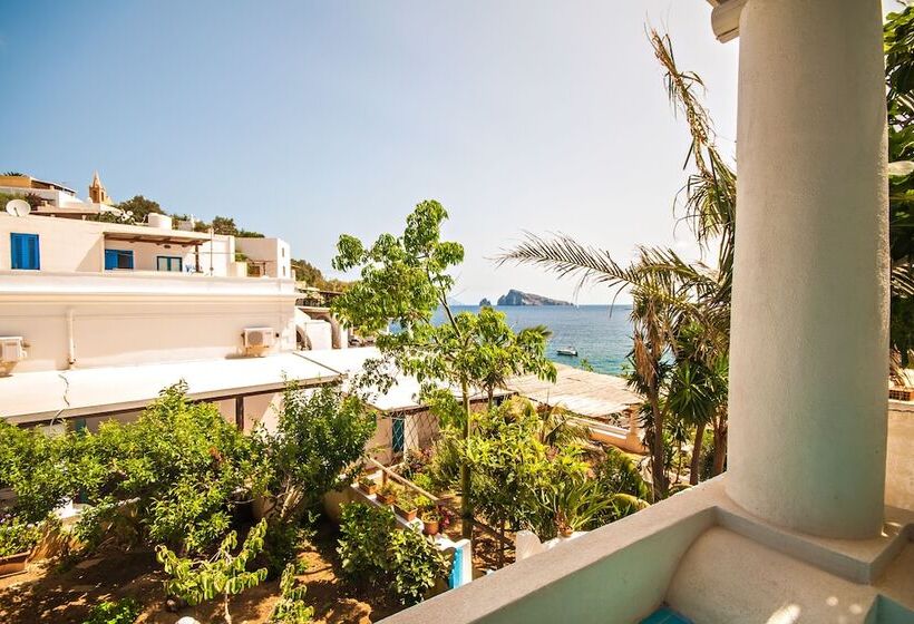 فندق Eunymos   Trattoria Da Francesco Panarea