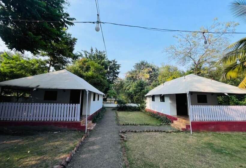 호텔 Hiranya Resorts