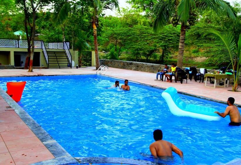 호텔 Hiranya Resorts