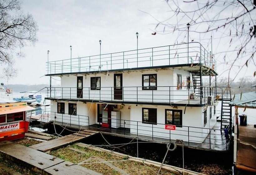 هتل Landing Stage Master