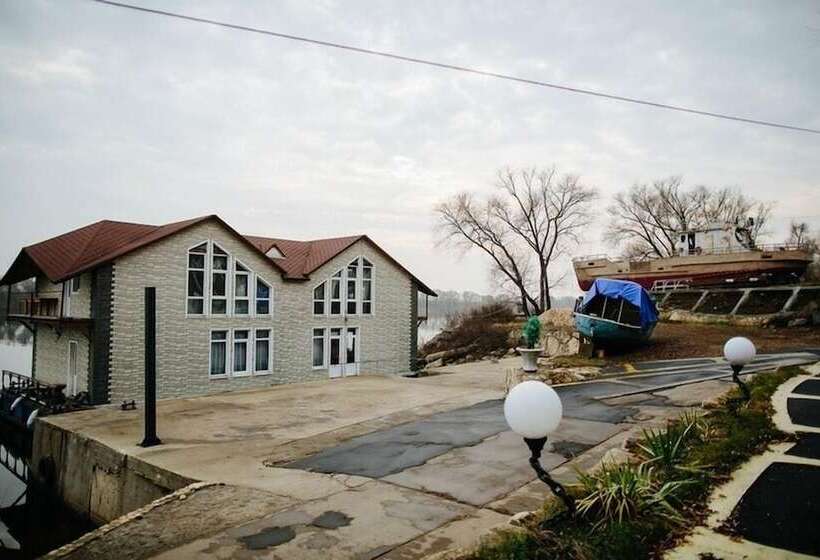 هتل Landing Stage Master