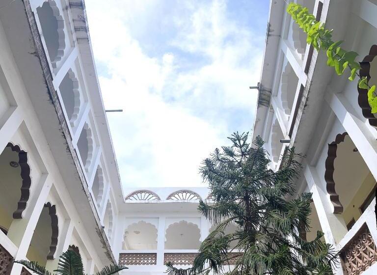 هتل Radhika Palace