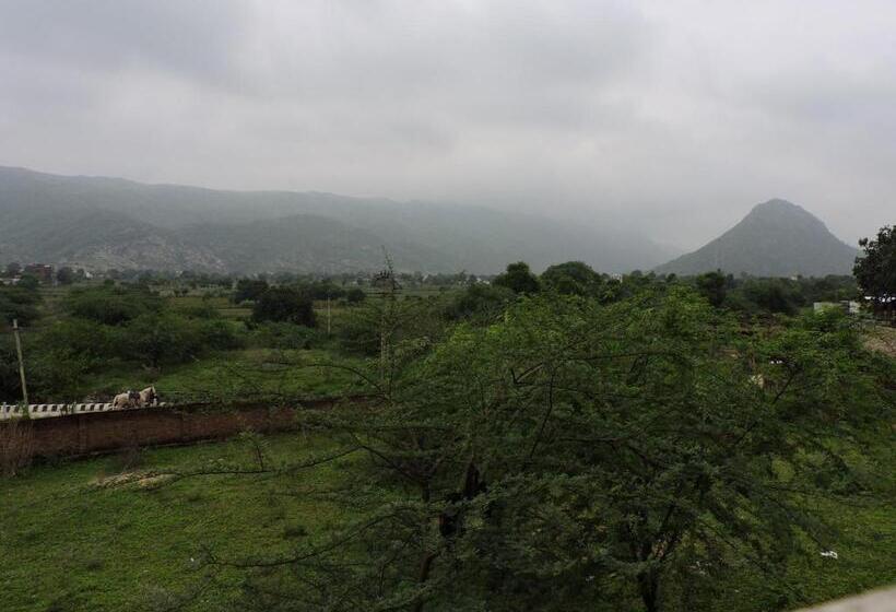 هتل Radhika Palace