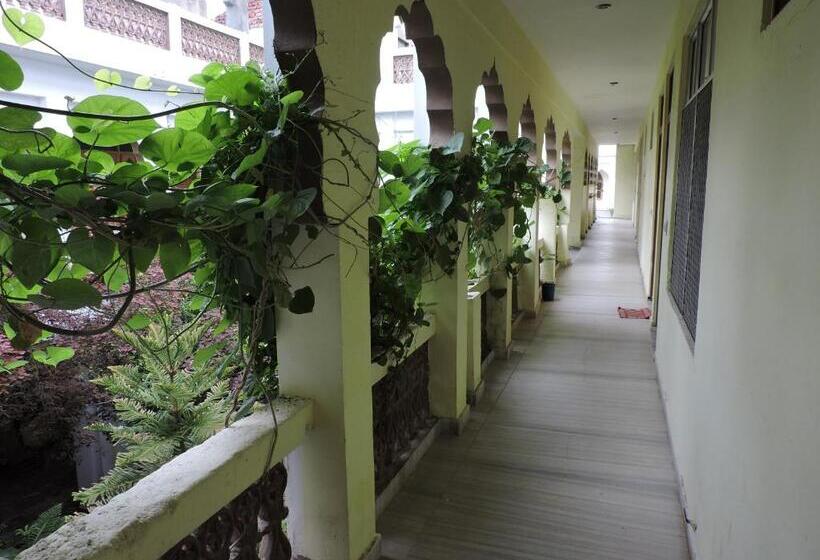 هتل Radhika Palace