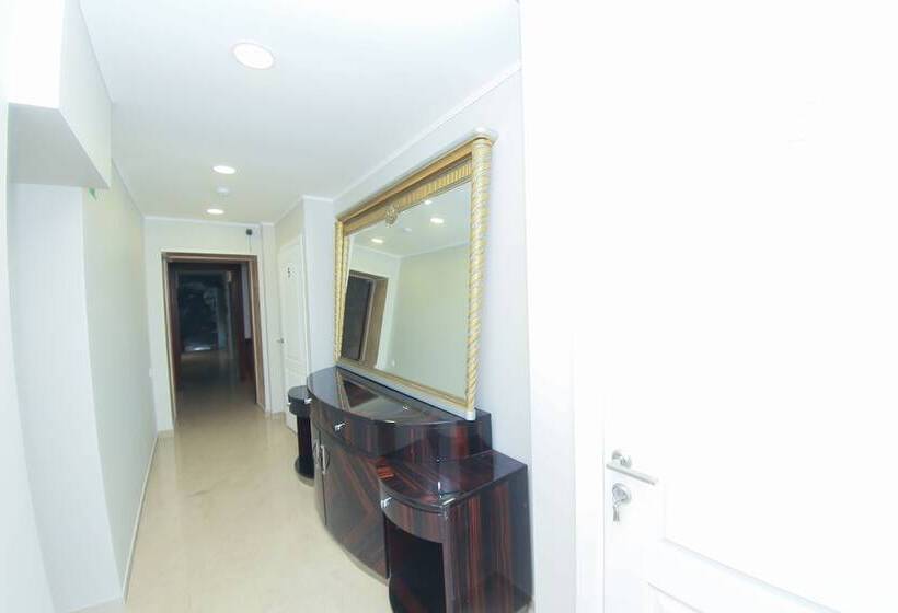 Kupe Capsule Hotel & Hostel