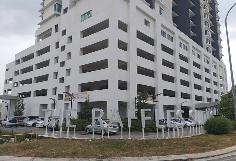 Raffles Suites Homestay