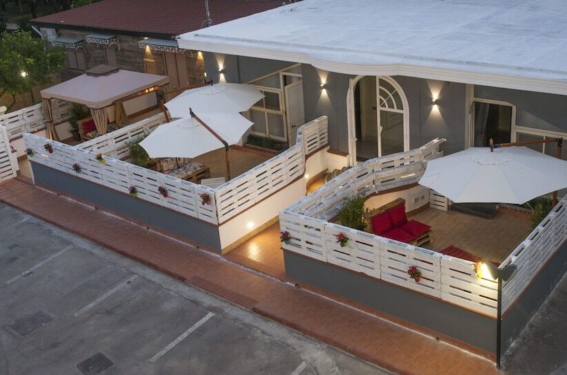 تختخواب و صبحانه City Pompei Accommodations