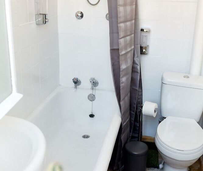 تختخواب و صبحانه St. Ander's Guest House