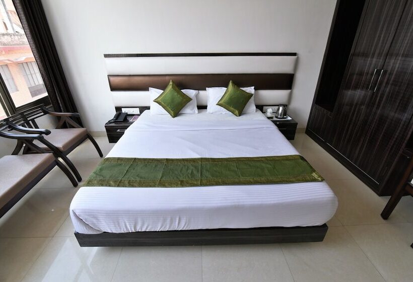 Hotel Anand Niketan By Bonjour   On The Ganges