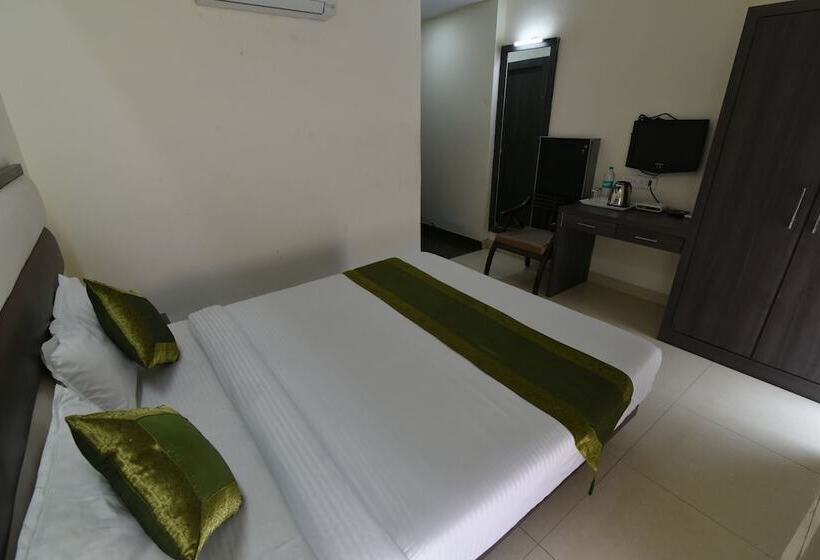 Hotel Anand Niketan By Bonjour   On The Ganges