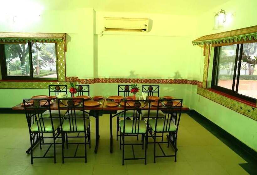 호텔 Tourist Village Khajuraho