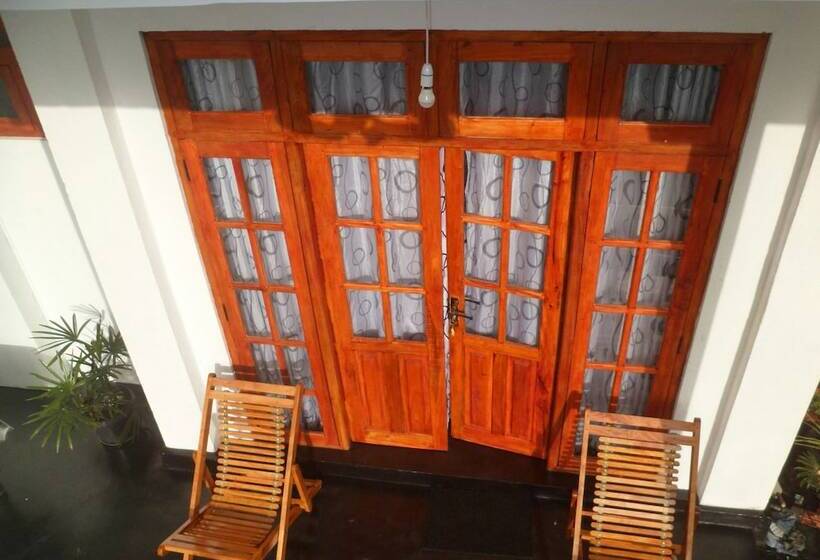 Pensión Zircon Ella