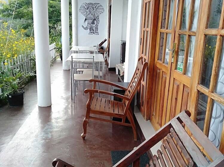 Pensión Zircon Ella