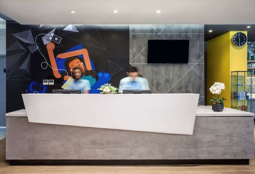 בית מלון כפרי Ibis Budget Surabaya Diponegoro