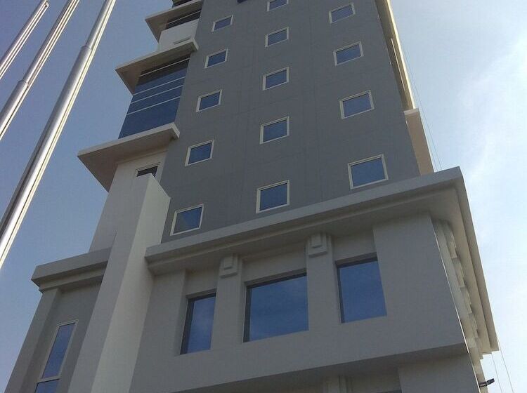 בית מלון כפרי Ibis Budget Surabaya Diponegoro