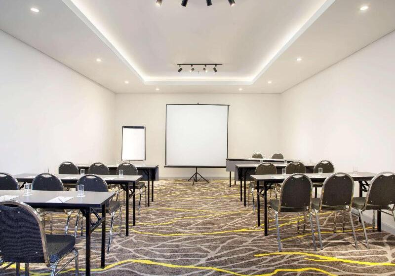 בית מלון כפרי Ibis Budget Surabaya Diponegoro