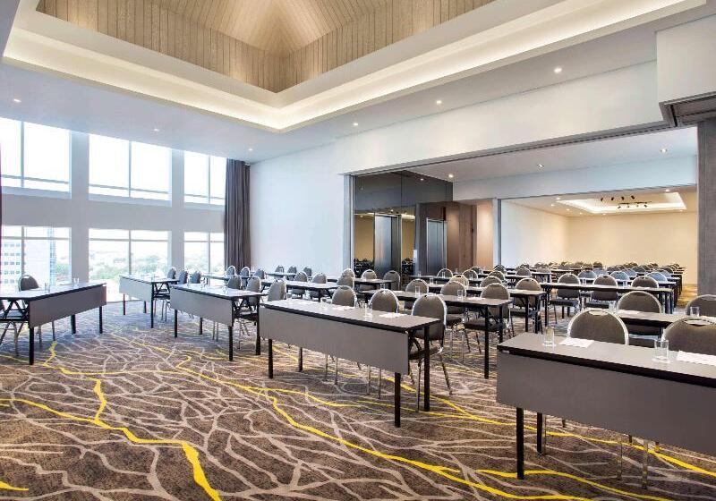 בית מלון כפרי Ibis Budget Surabaya Diponegoro