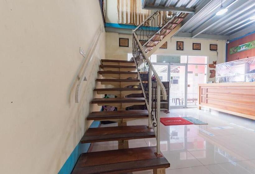 Отель Reddoorz Syariah @ Pangeran Suryanata Samarinda