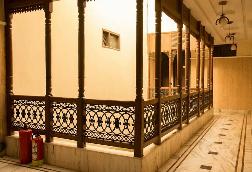 Отель Wall City