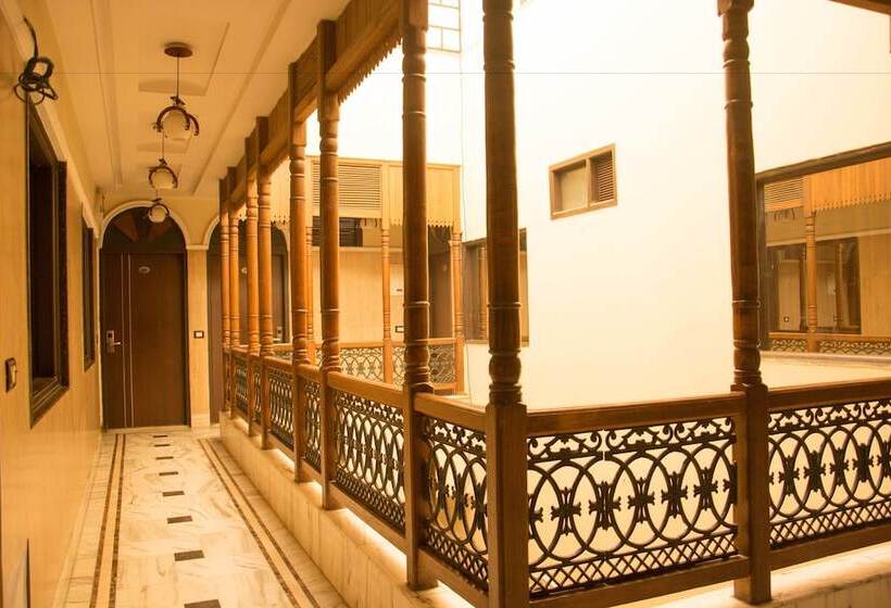 Отель Wall City