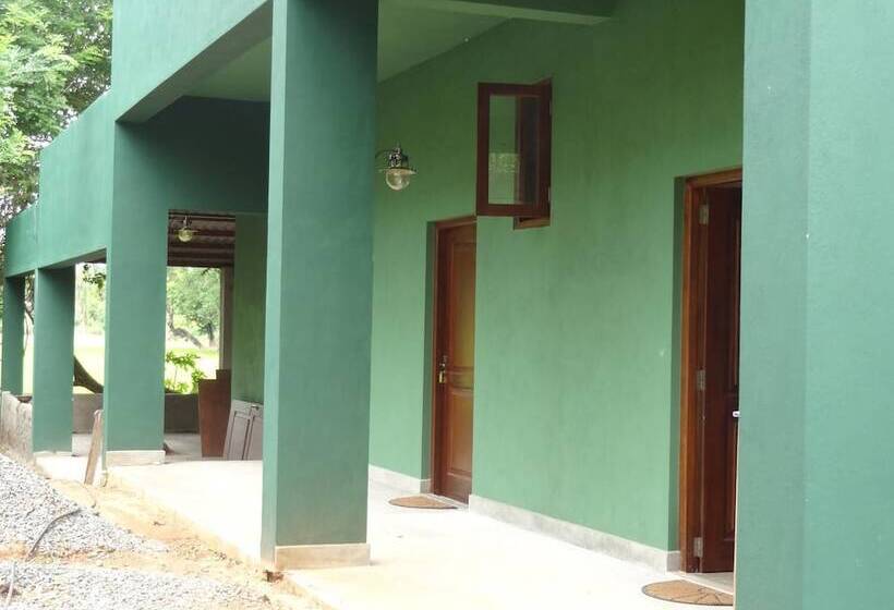 בית מלון כפרי Wilpattu Tree House
