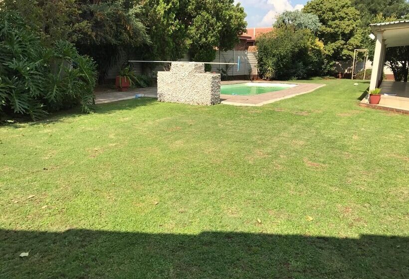 פנסיון Emmy Guesthouse