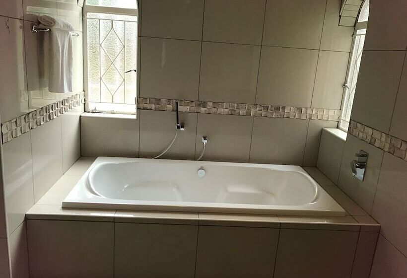 פנסיון Emmy Guesthouse