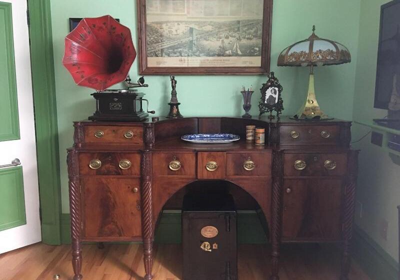 پانسیون Gower Manor Historical Bed & Breakfast
