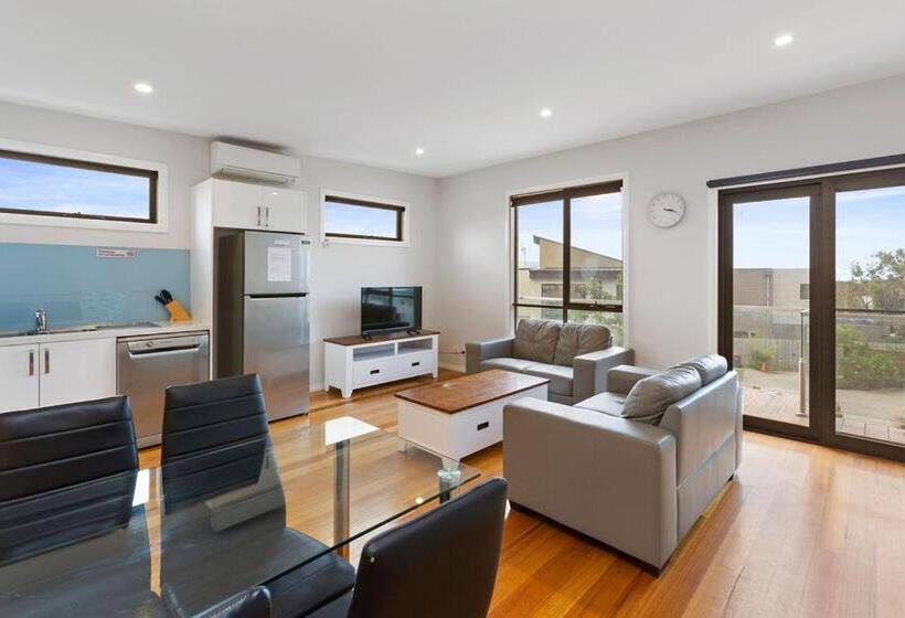 Apollo Bay Seal Apartments