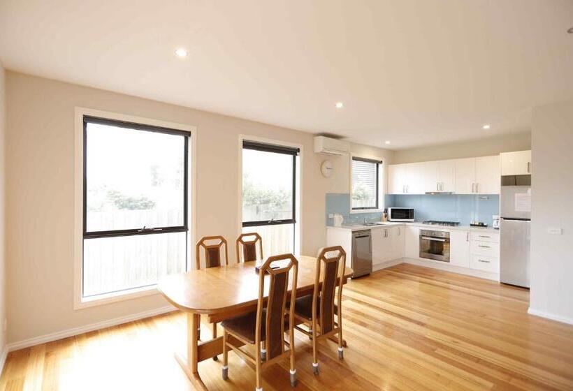 Apollo Bay Seal Apartments