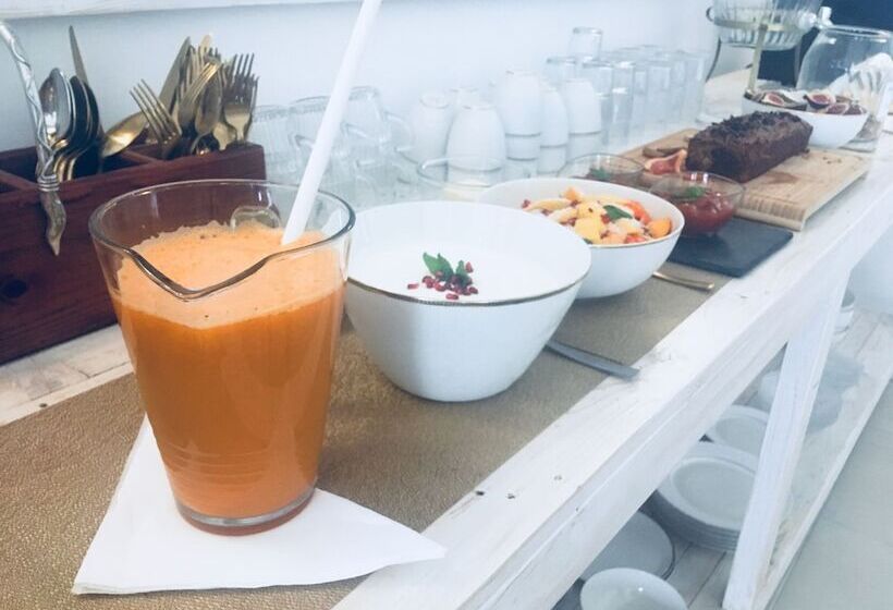 تختخواب و صبحانه Sandhi House   Yoga & Wellness