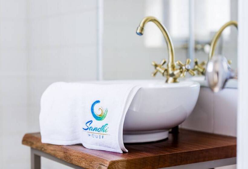 تختخواب و صبحانه Sandhi House   Yoga & Wellness