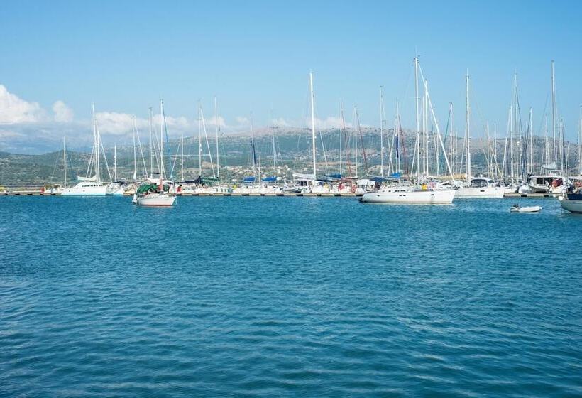 호텔 Akroyiali Resort