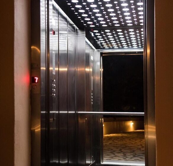 호텔 Akroyiali Resort